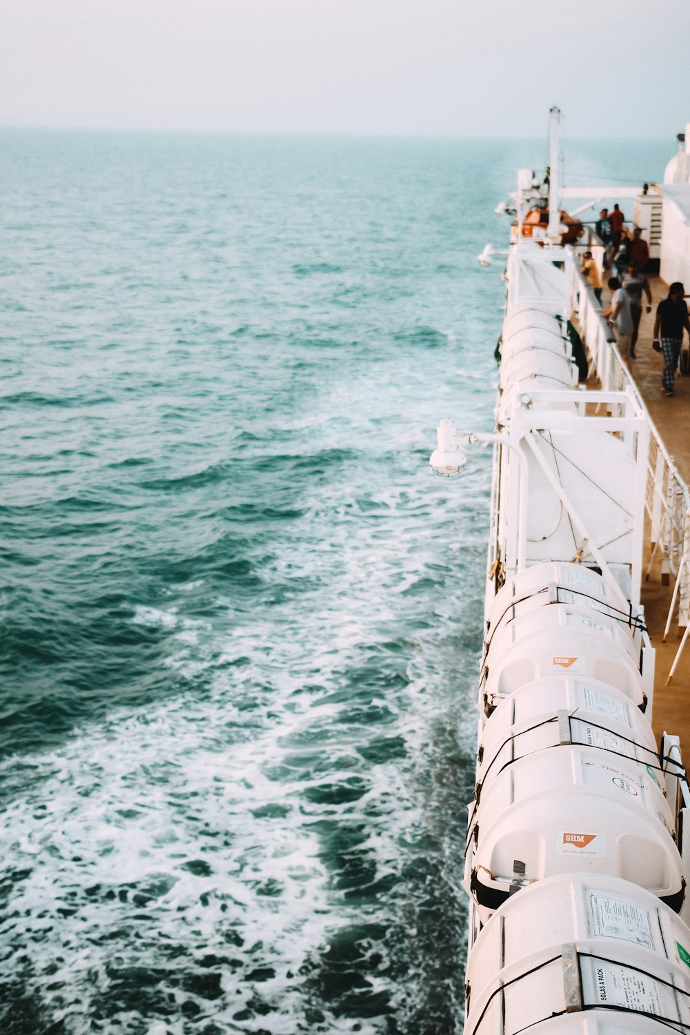 bateau sur la mer pendant la journée