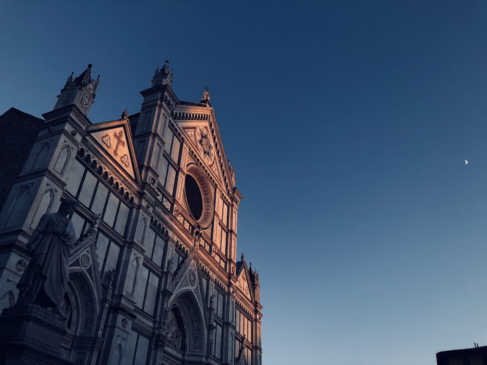 Construção da igreja durante a hora azul