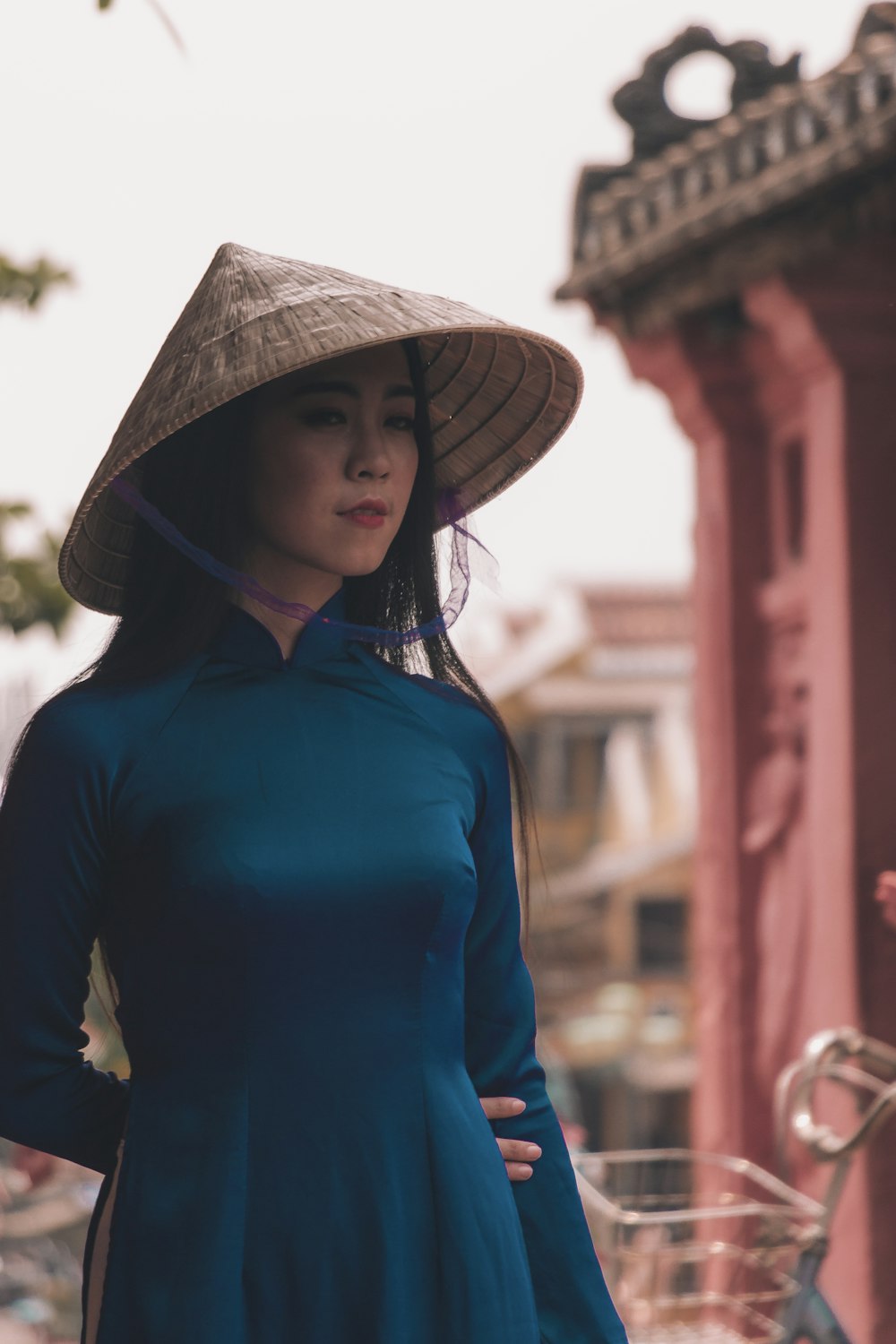 Mujer de pie cerca del templo