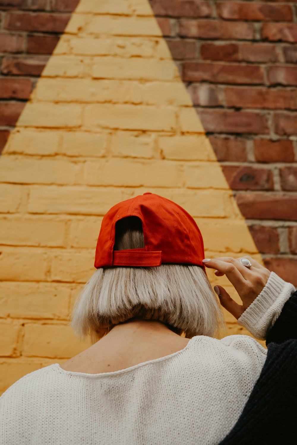 Mujer sosteniendo gorra roja