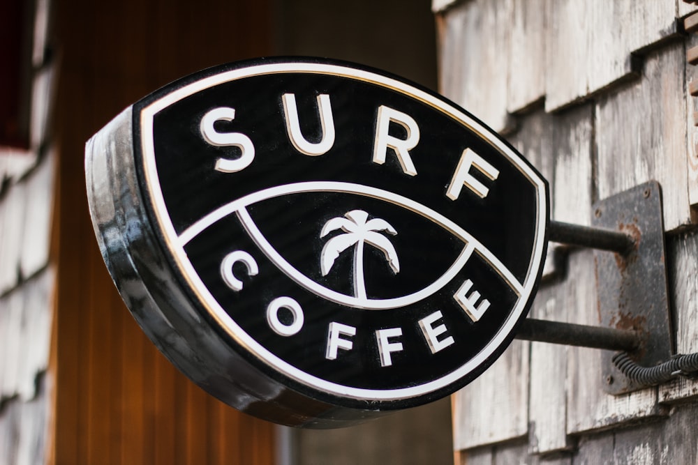 Vista de cerca de la señalización de Surf Coffee