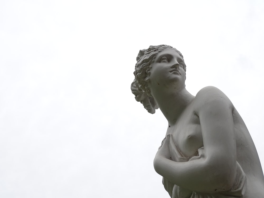 Statua della donna in topless