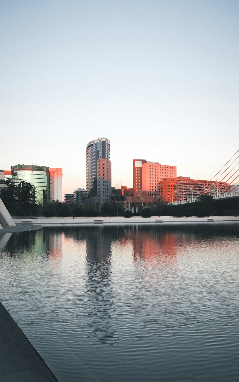 Vista del paisaje urbano cerca del cuerpo de agua