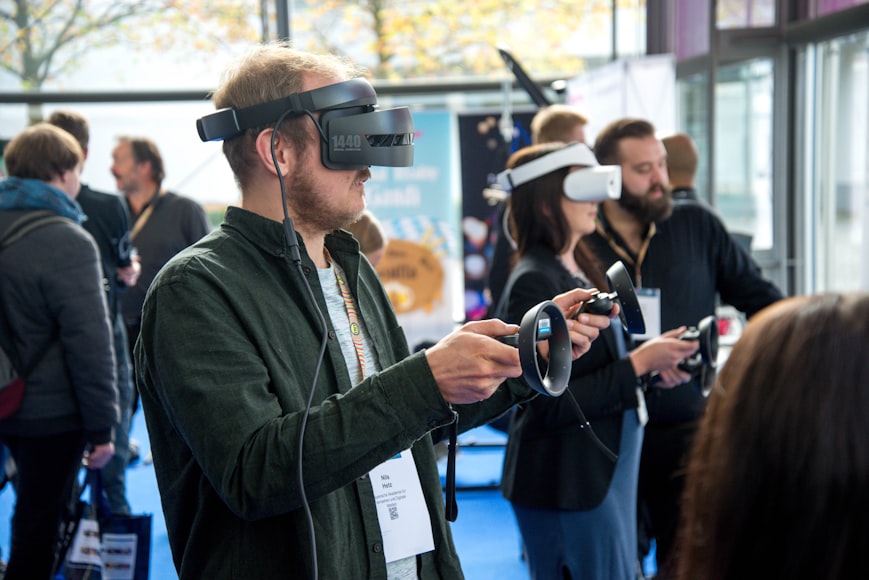 Gruppo di persone con visori 3d e manopole per la realtà virtuale