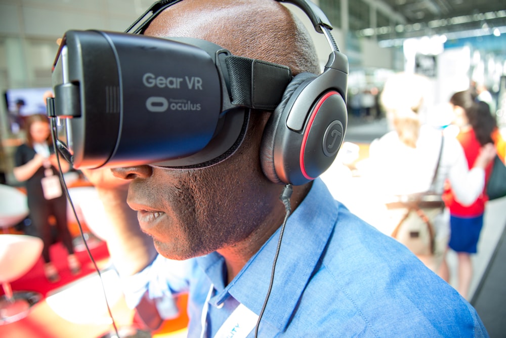celebridad desconocida con auriculares Samsung Gear Oculus VR