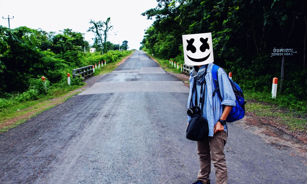 Marshmello in piedi sulla strada asfaltata