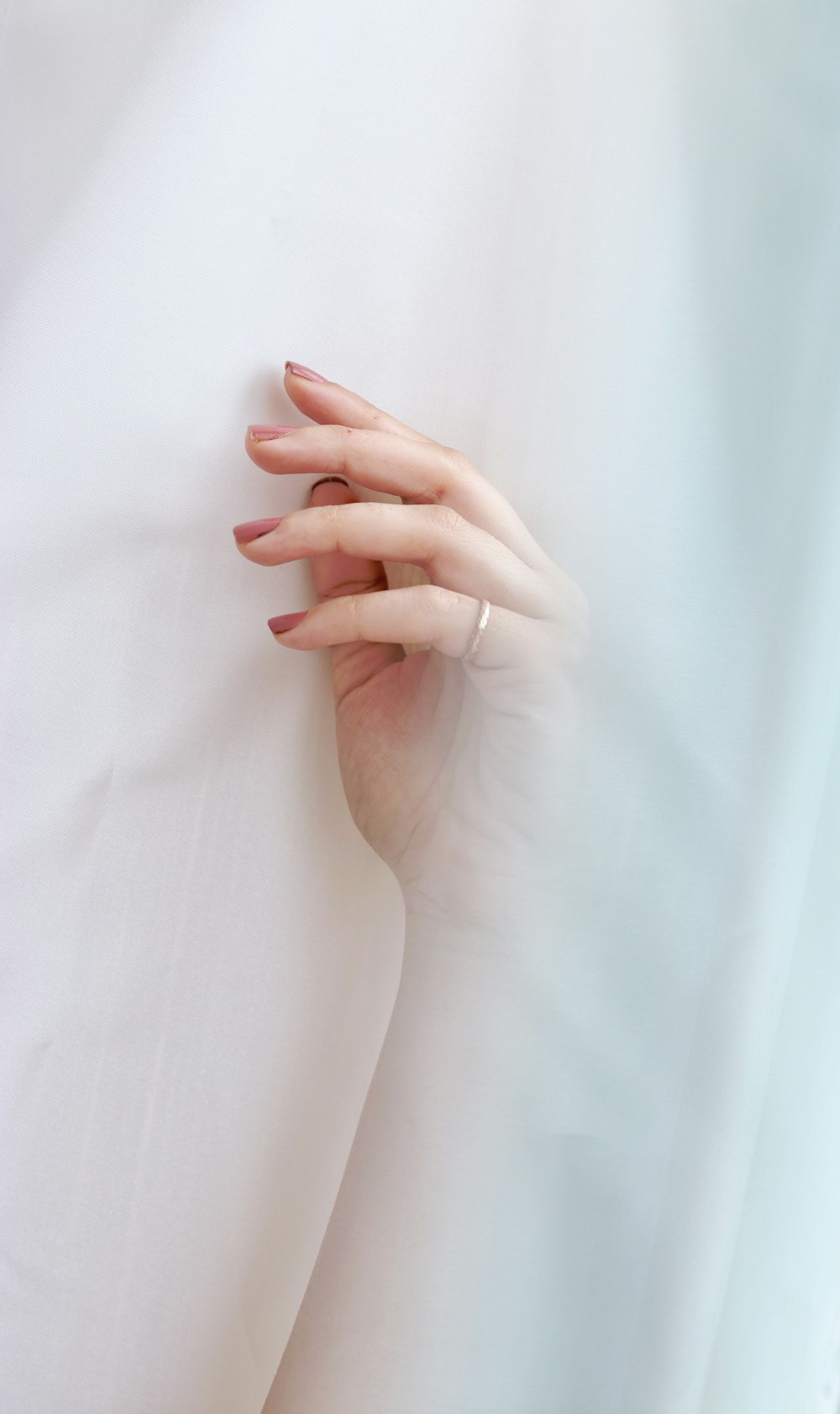 femme portant une bague dorée