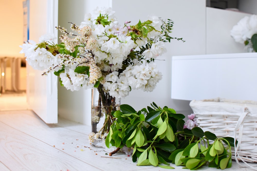 white-petaled flowers on white table