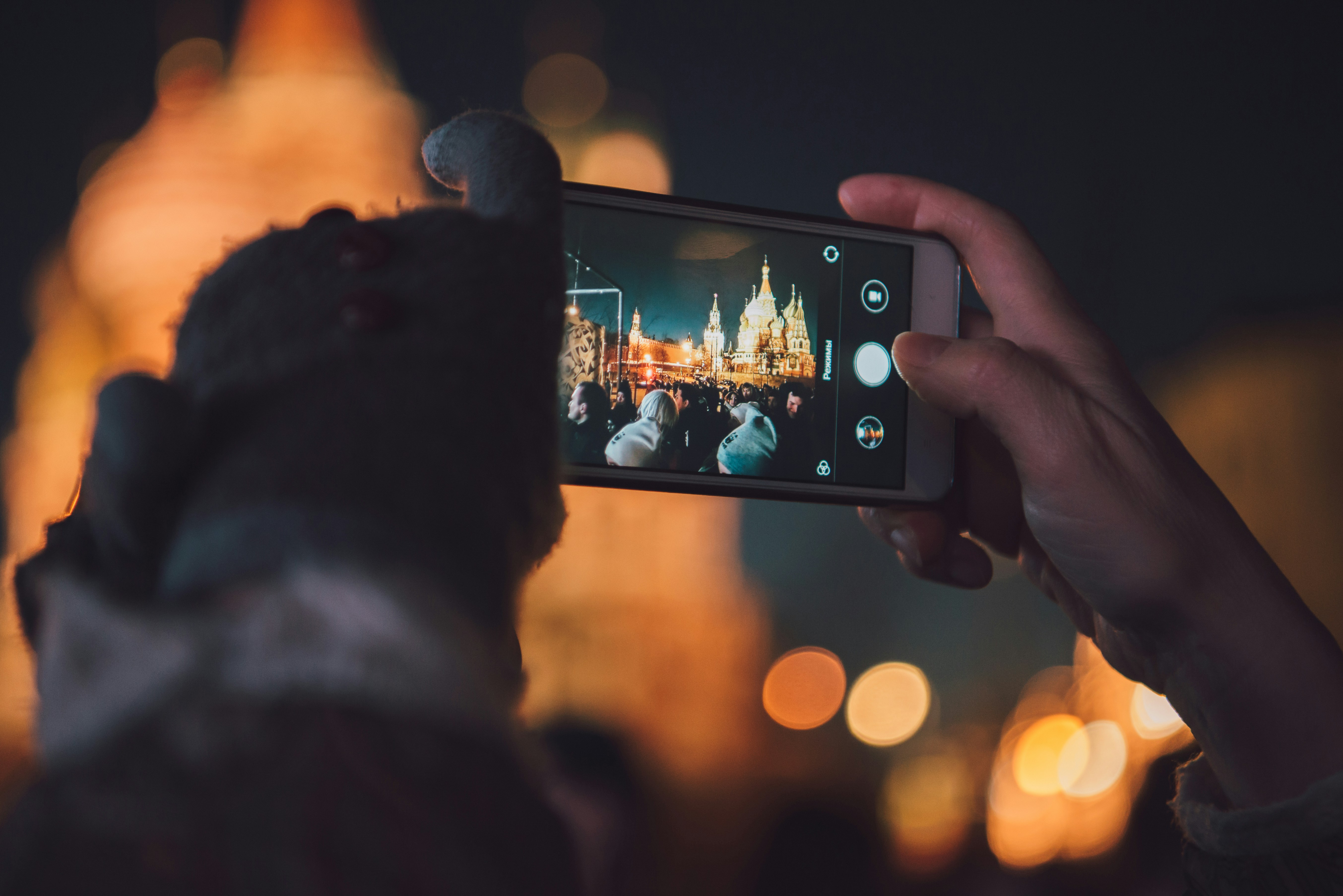 No Desk, No Problem: How Photographers Are Running Full Businesses From Their Phones in 2024