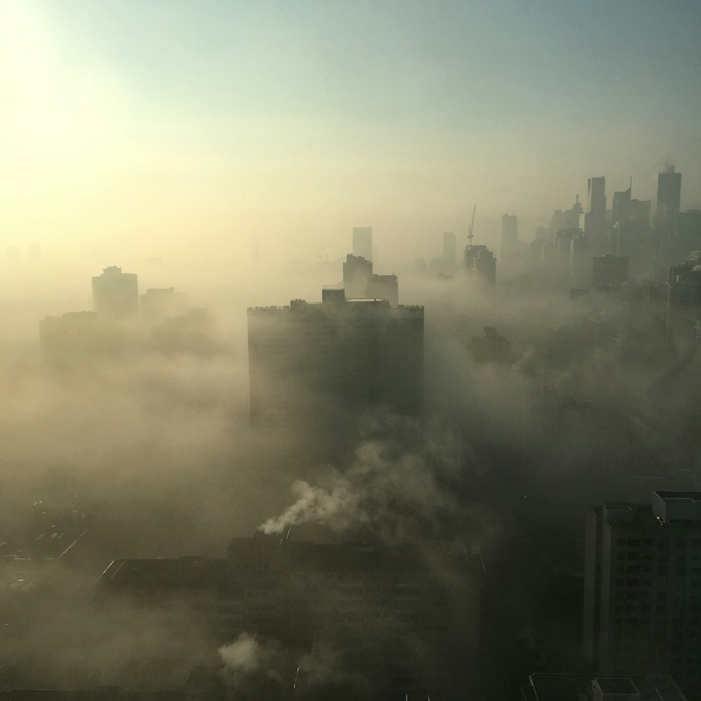 Stadt mit Hochhaus in Nebel gehüllt