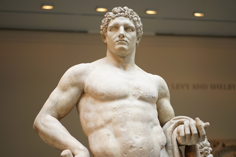 estátua masculina de concreto