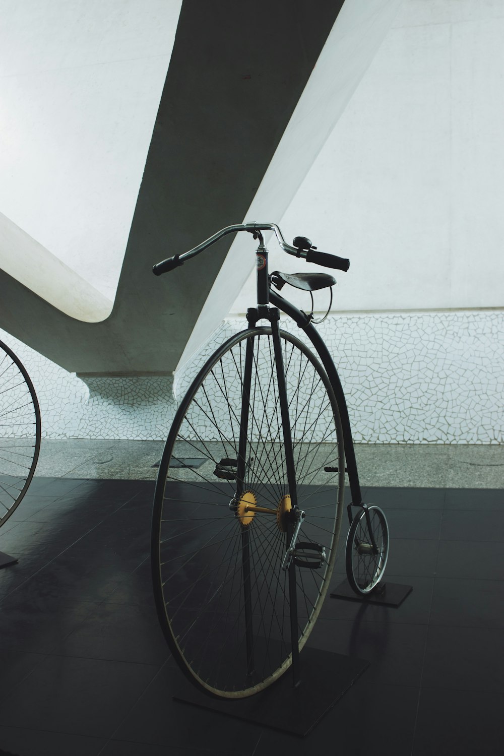 Bicicleta de despedida de centavo negro en fotografía en escala de grises