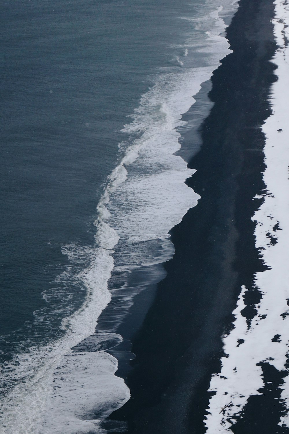 ocean waves crashing on shore during daytime