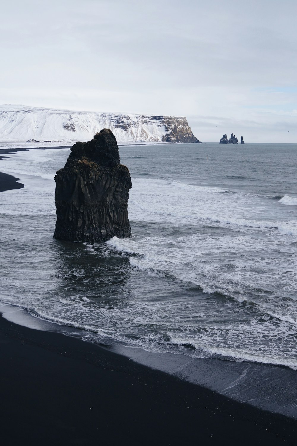 Formación rocosa gris en la orilla del mar