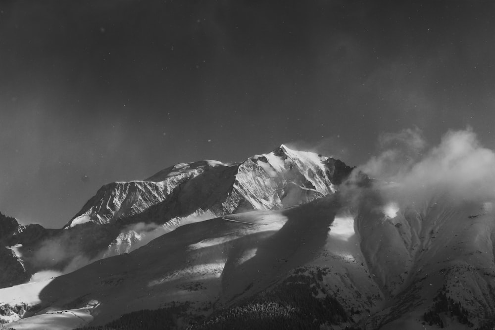 fotografia em tons de cinza da montanha coberta de neve