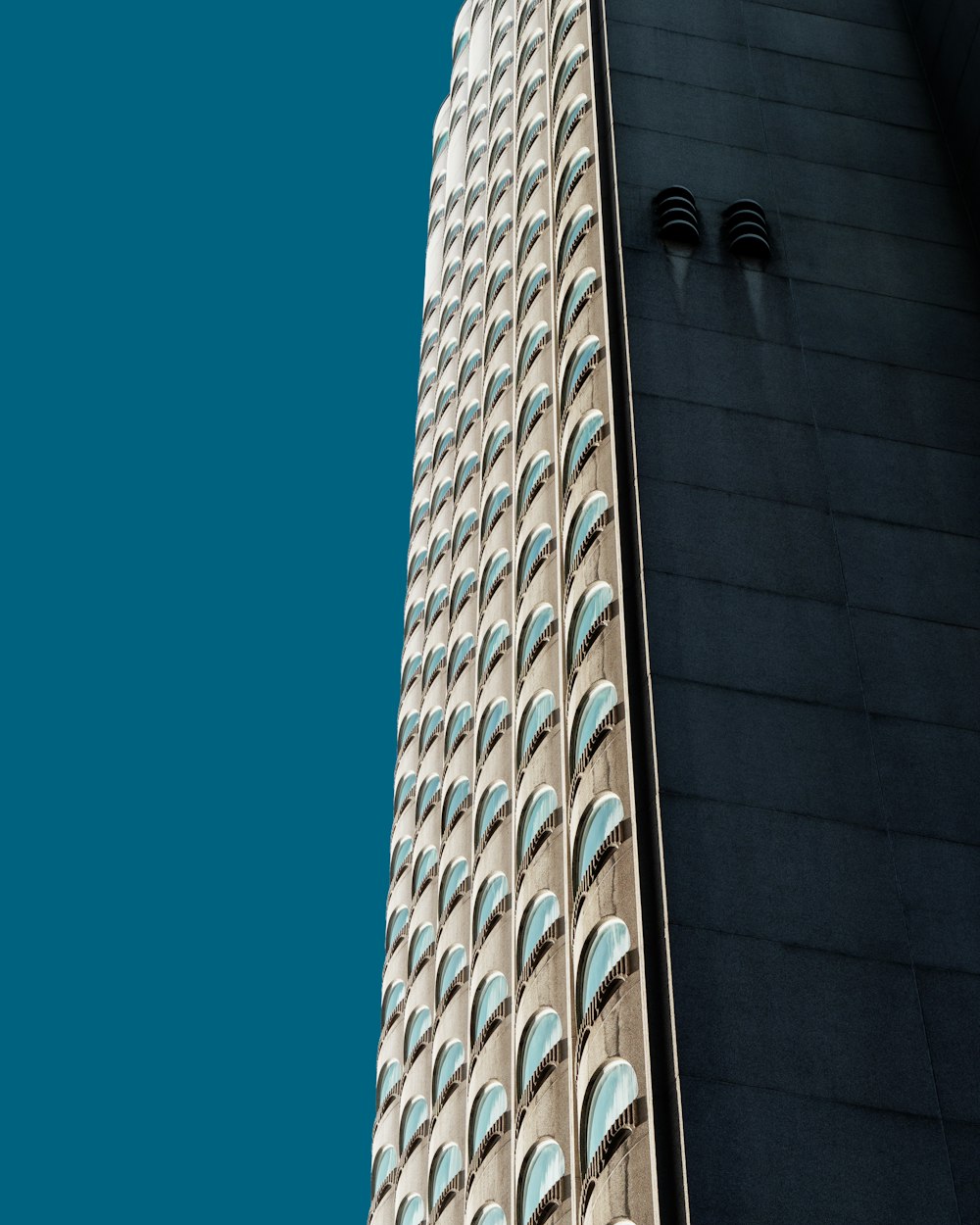 Photographie en contre-plongée de la structure du bâtiment