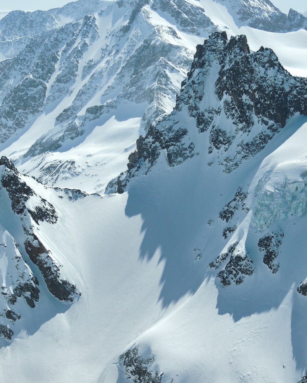 Cubierta montañosa con nieves