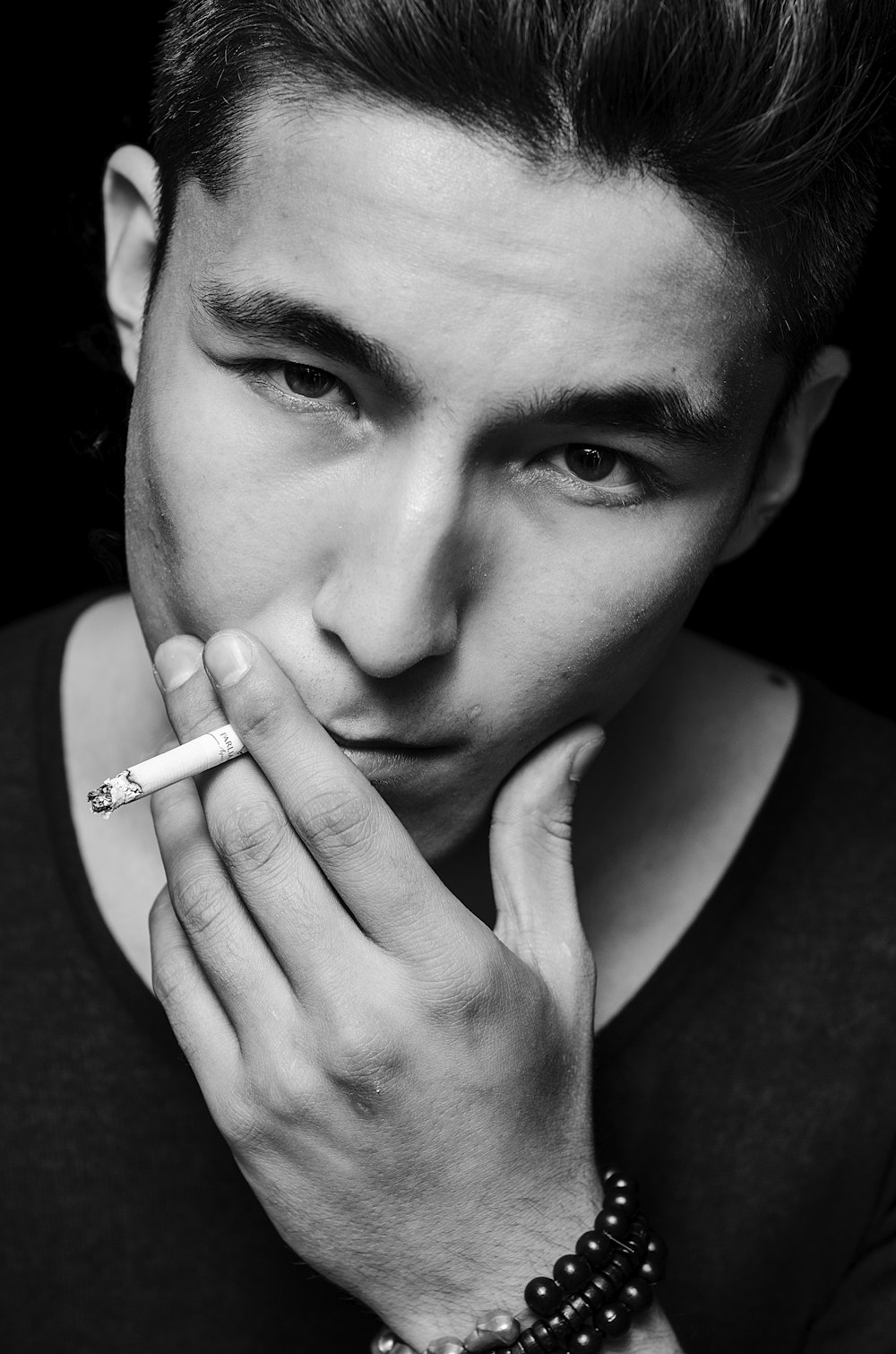 um homem com um cigarro na mão