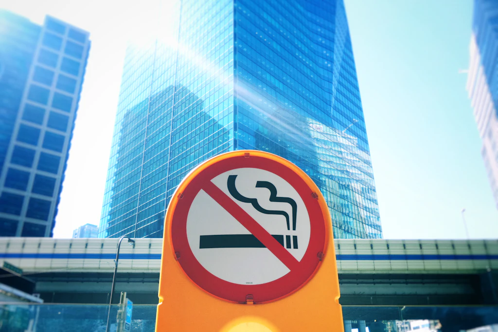 Placa de proibido fumar diante de prédios