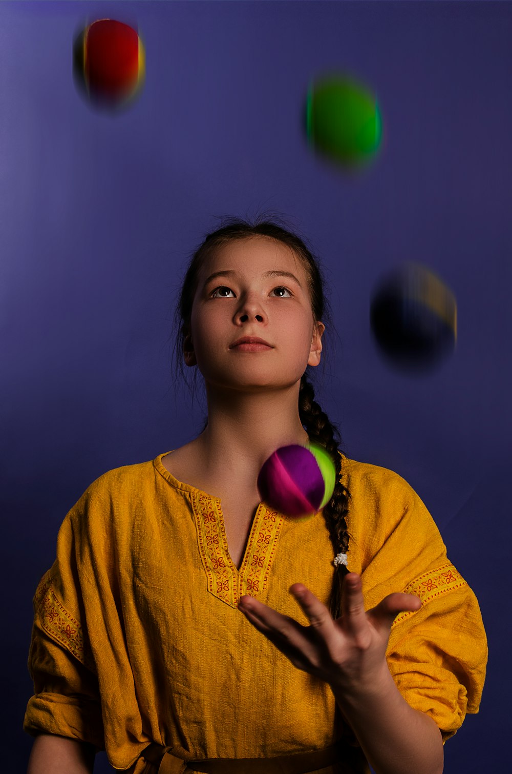 femme jouant à des boules de couleurs assorties