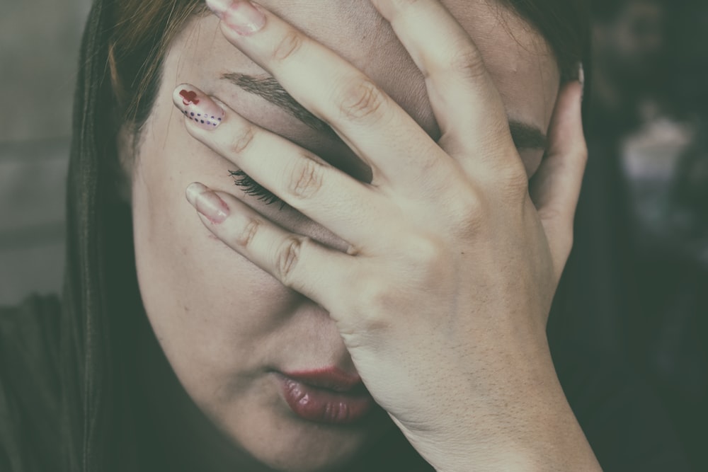 main de femme sur le visage