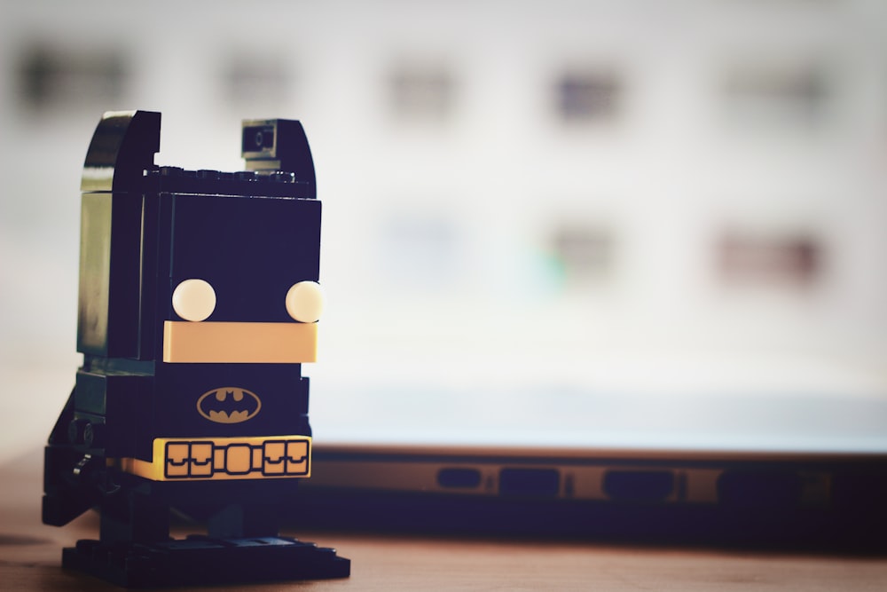 Eine LEGO Batman Handyhülle, die auf einem Tisch sitzt