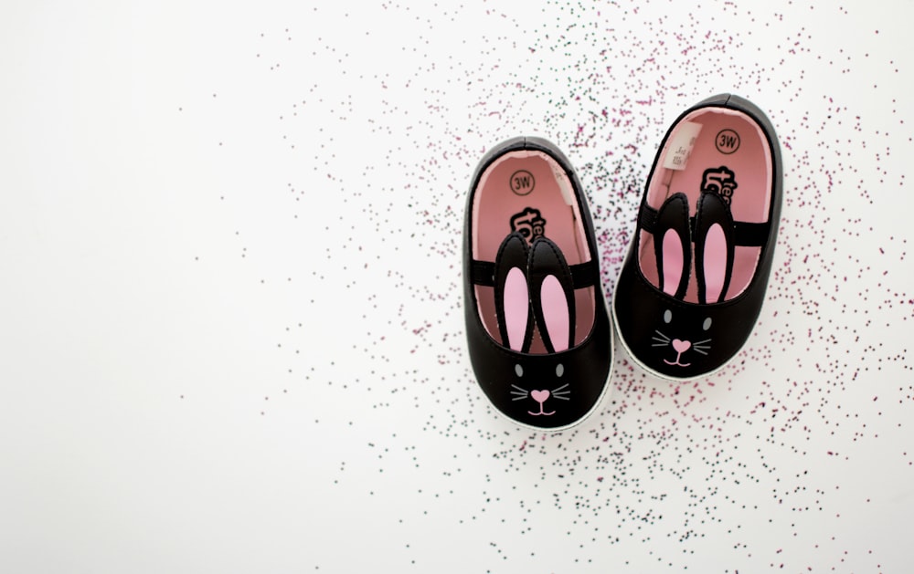 par de sapatos preto-e-rosa