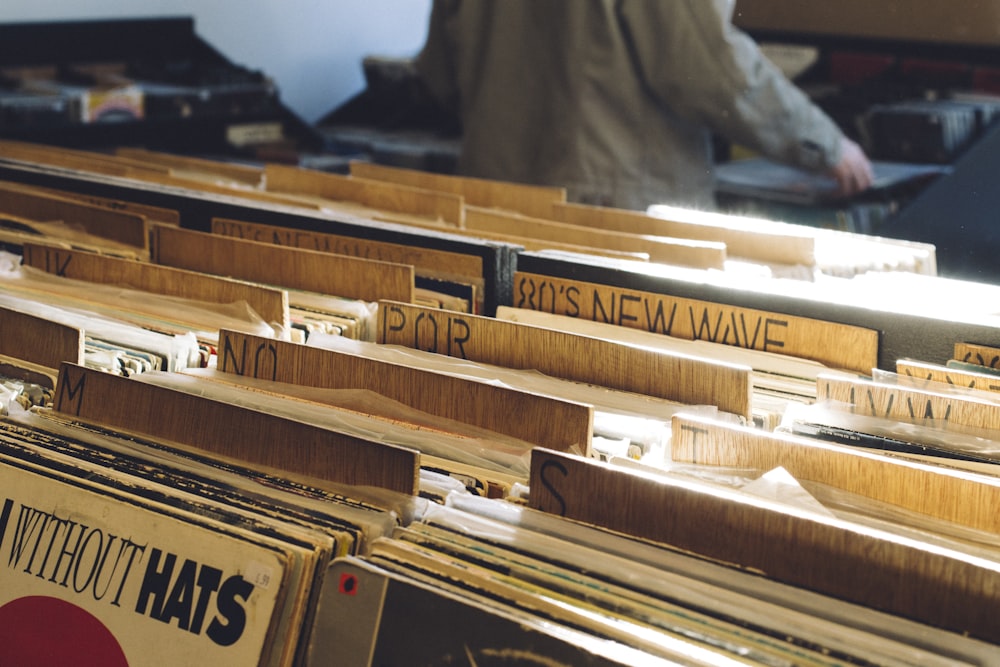 Une salle remplie de nombreux vieux disques