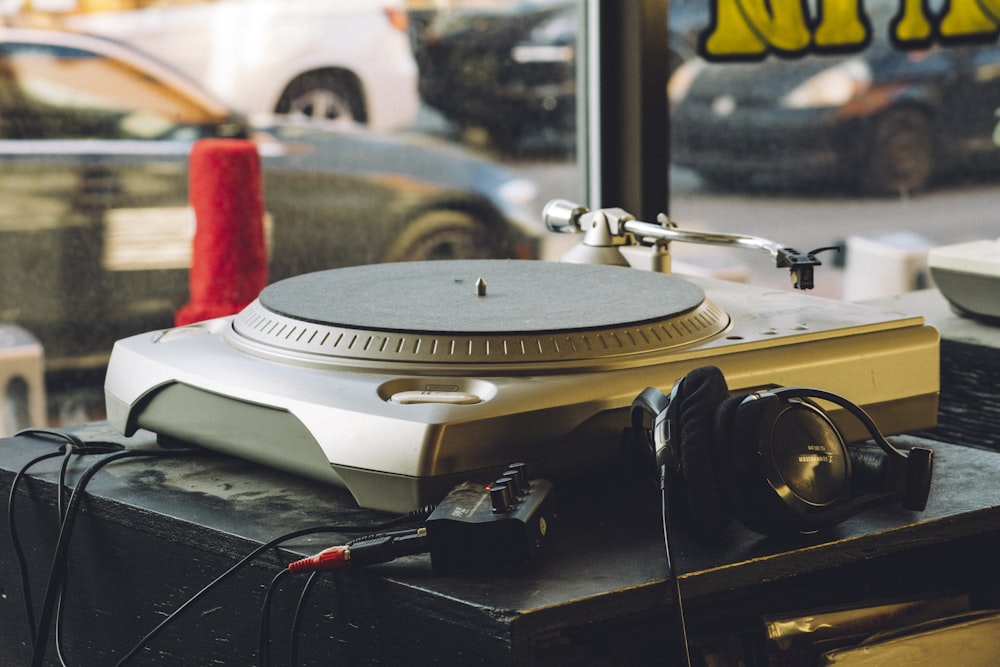 une platine posée sur une table à côté d’une fenêtre