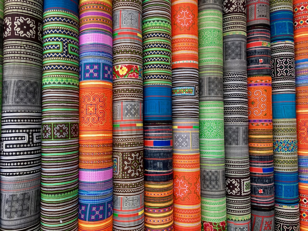 lot de textile roulé de couleur assortie