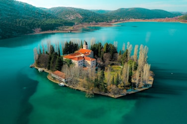 an island in the middle of a lake
