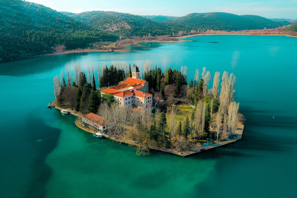 uma ilha no meio de um lago