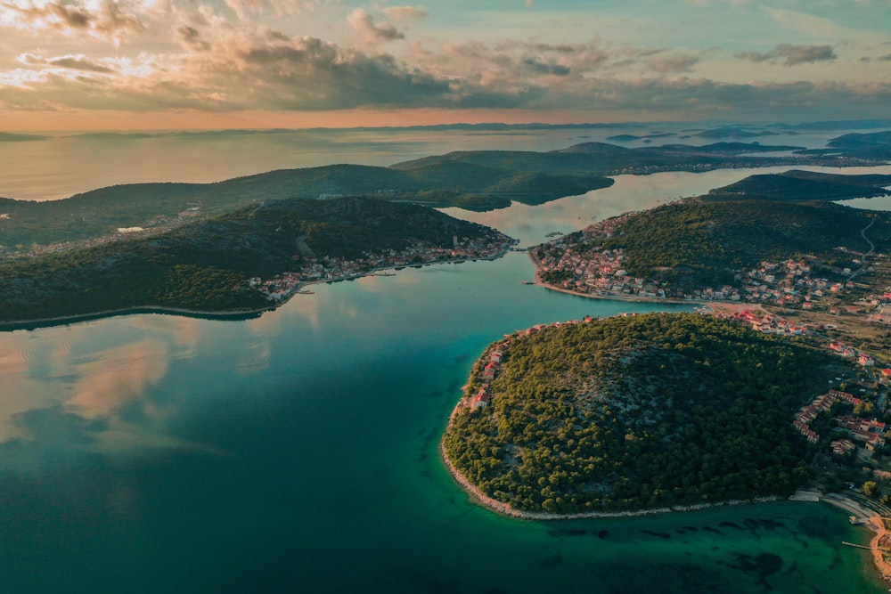 Luftaufnahmen von Inseln bei Sonnenuntergang