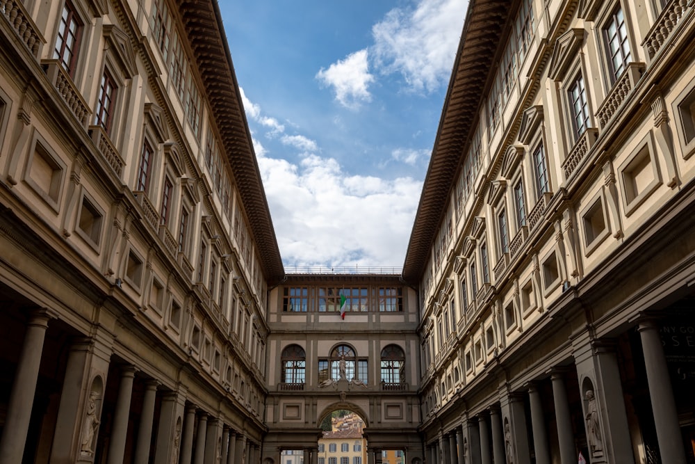 Bâtiment brun pendant la journée