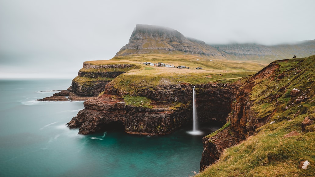 La cascata che si getta nell'Oceano alle Isole Faroe
