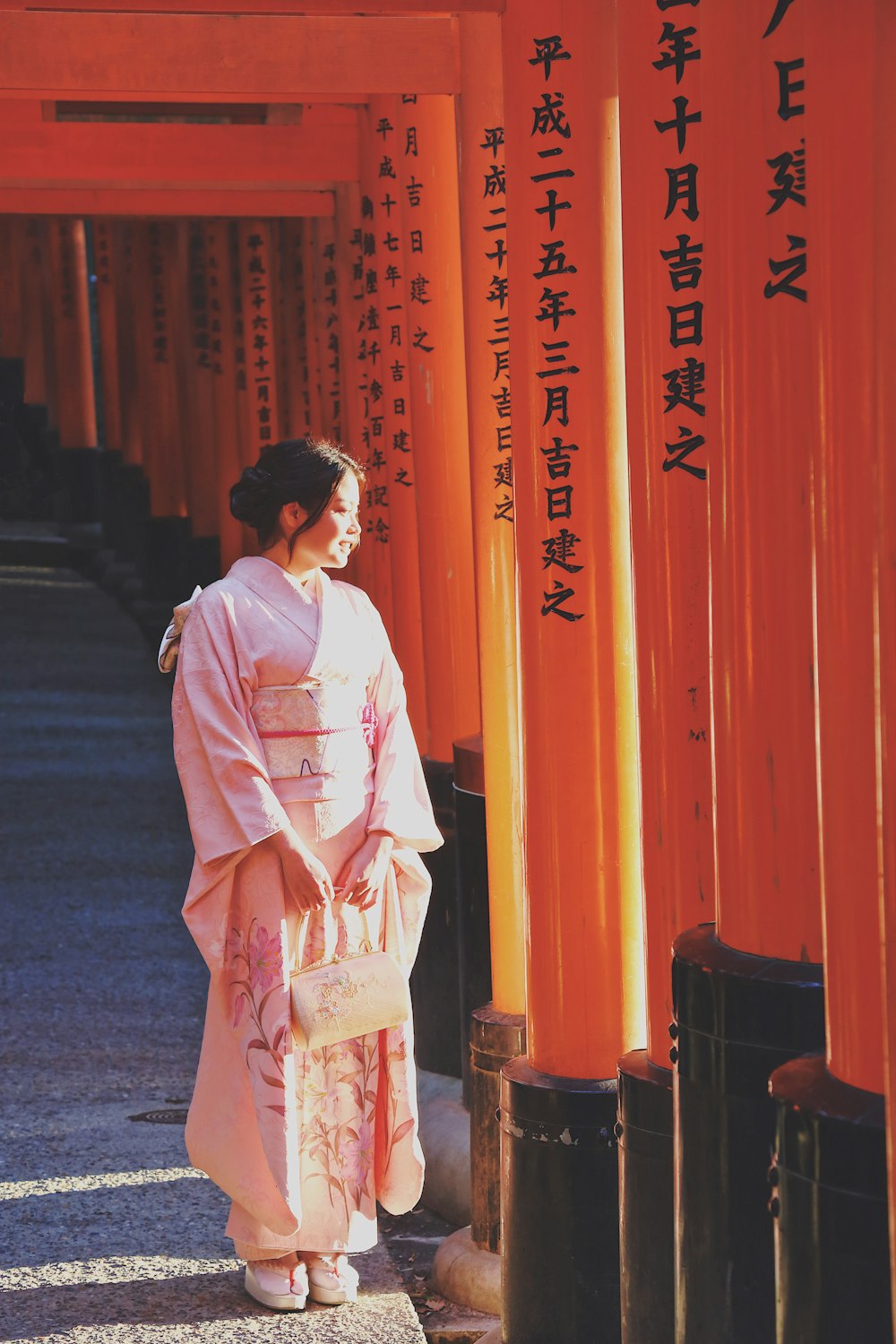 mulher em pé ao lado da cerca laranja