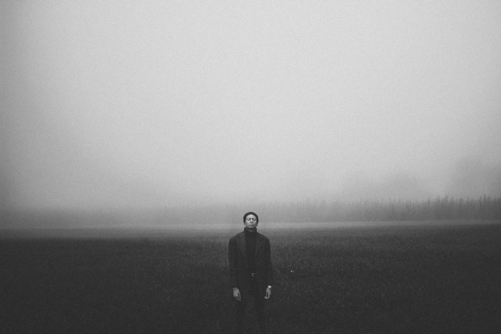 Homme en veste de costume, en noir et blanc