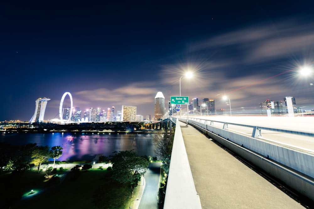 uma foto de longa exposição de uma cidade à noite