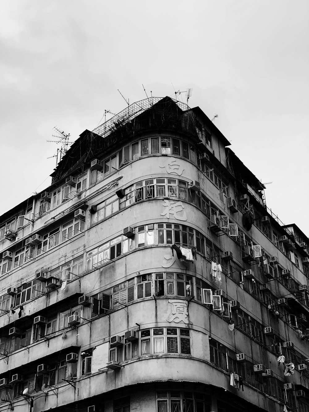 Foto en escala de grises de un edificio de gran altura