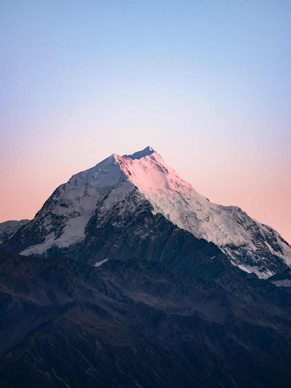 montagne couverte de glace pendant la journée