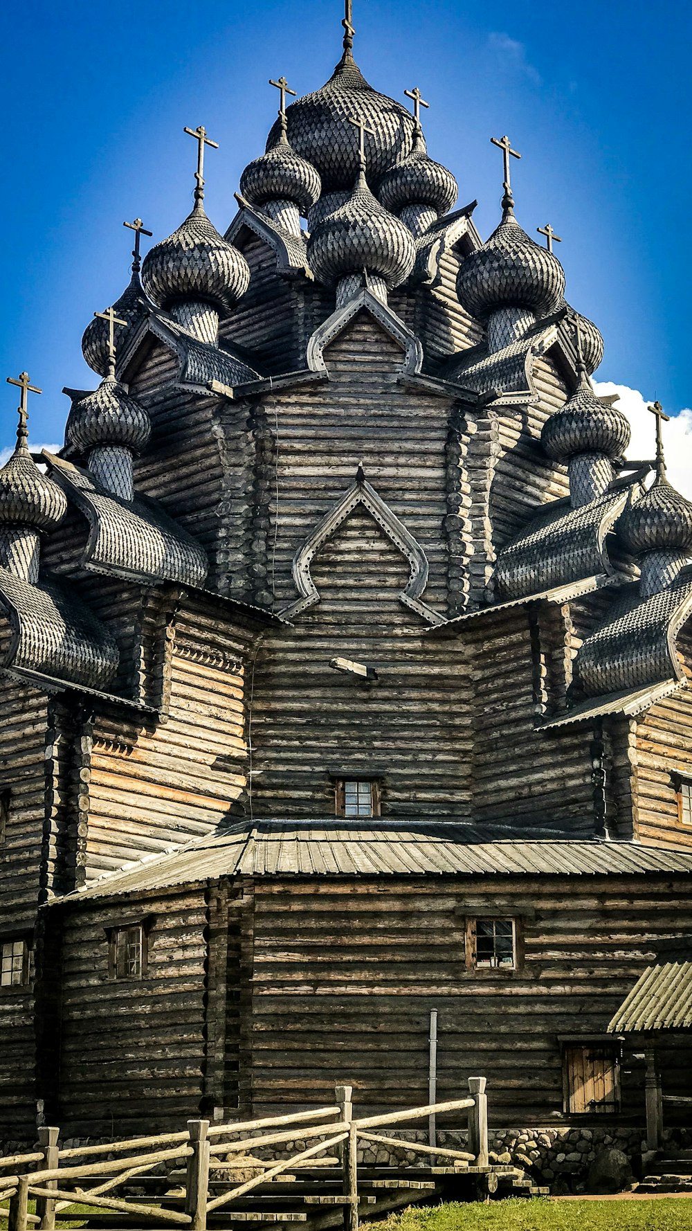 edificio in legno grigio durante il giorno