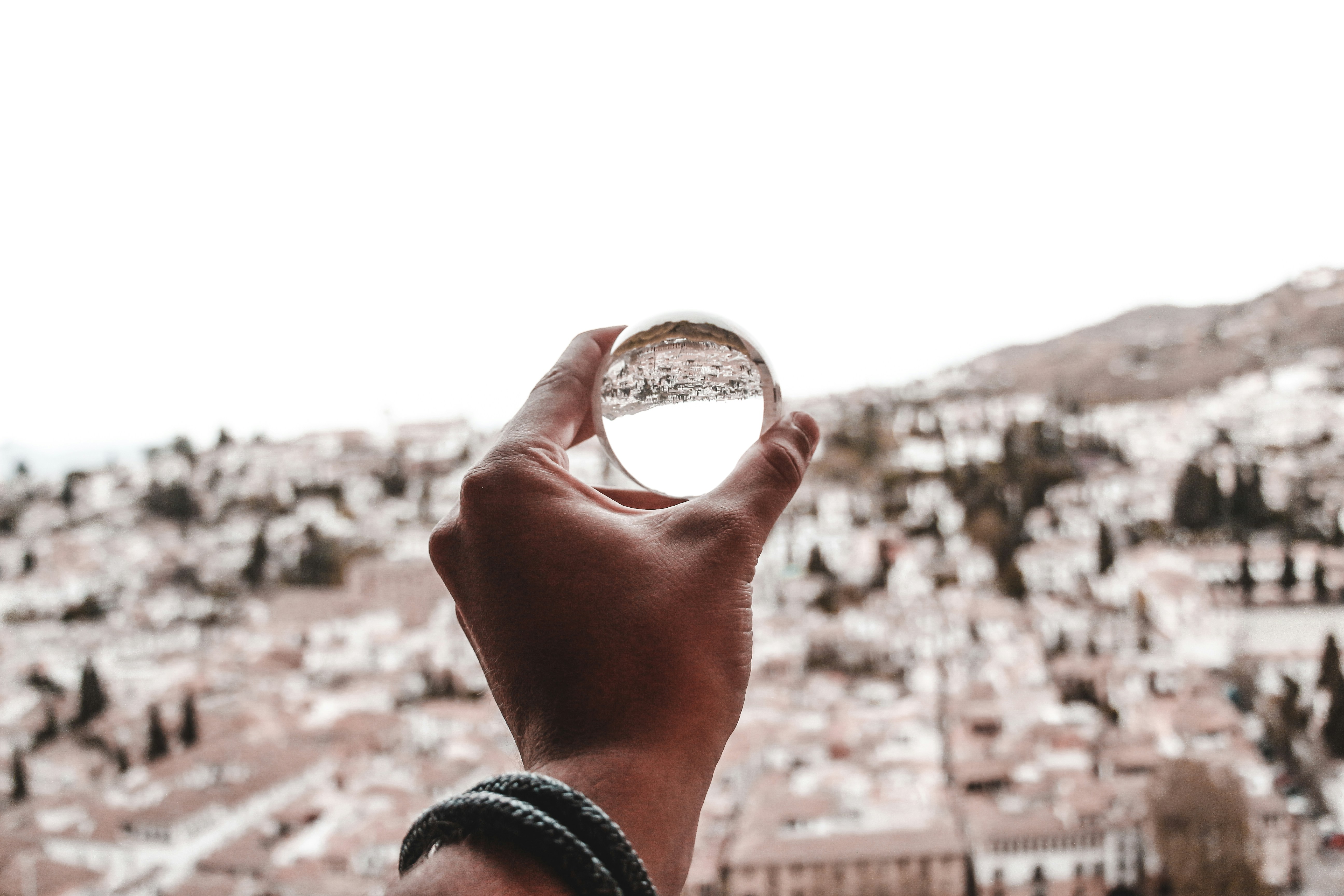 Persona sosteniendo una bola de cristal