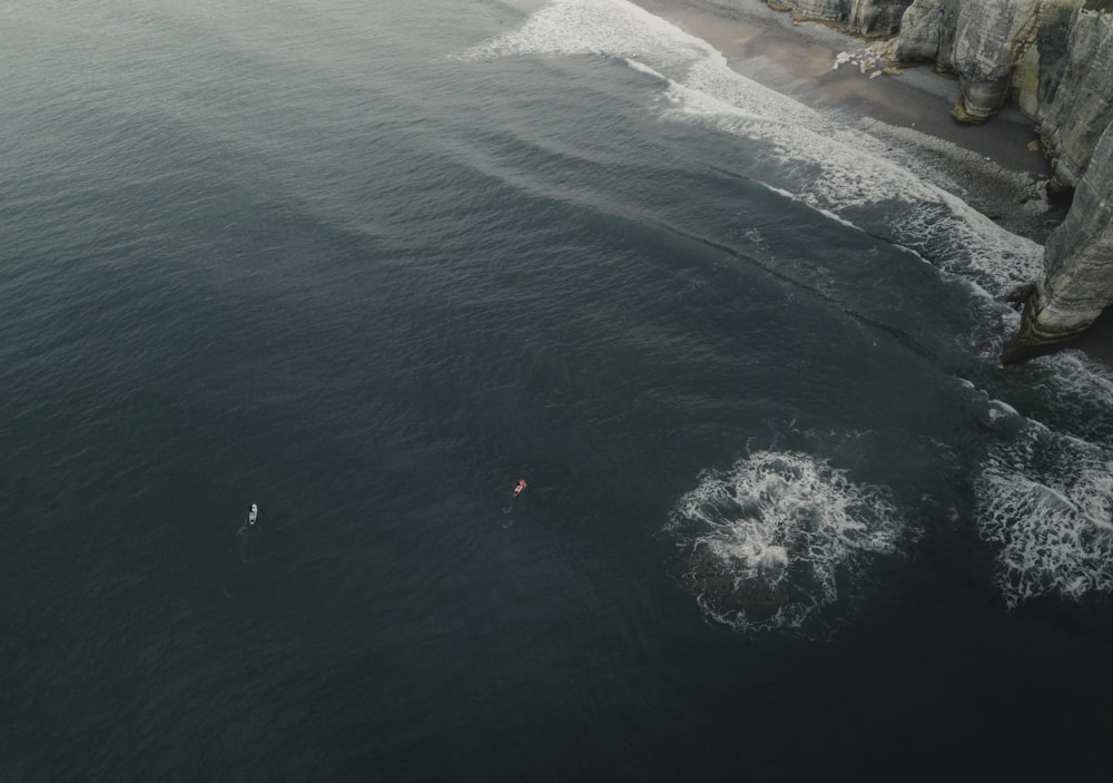 sea waves during daytime