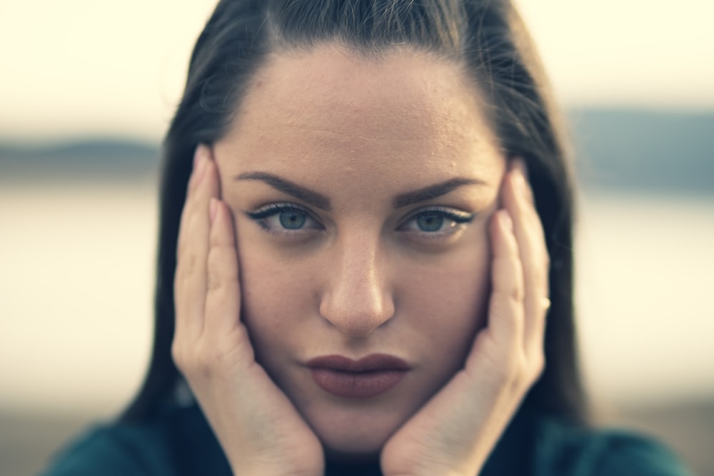 fotografia de foco do rosto da mulher