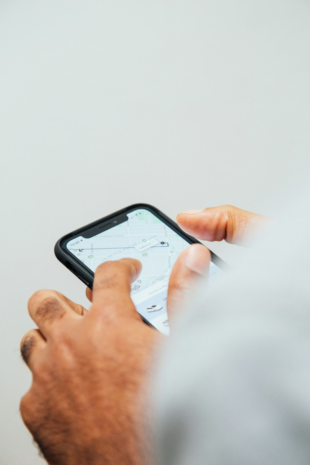 Un hombre sosteniendo un teléfono inteligente en la mano