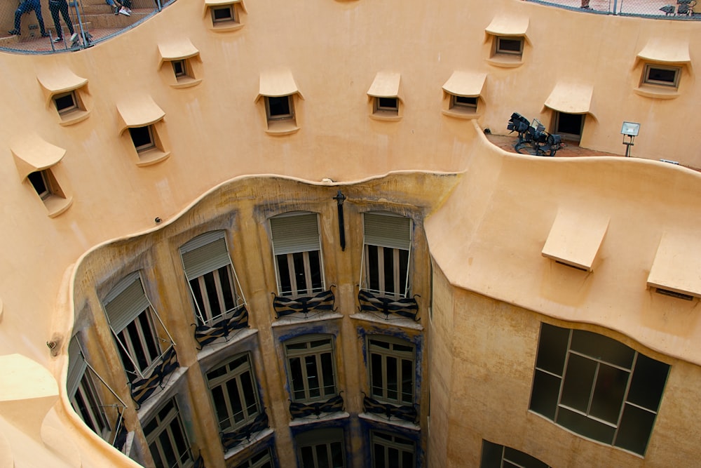 Fotografía de ángulo bajo de un edificio de gran altura de hormigón amarillo