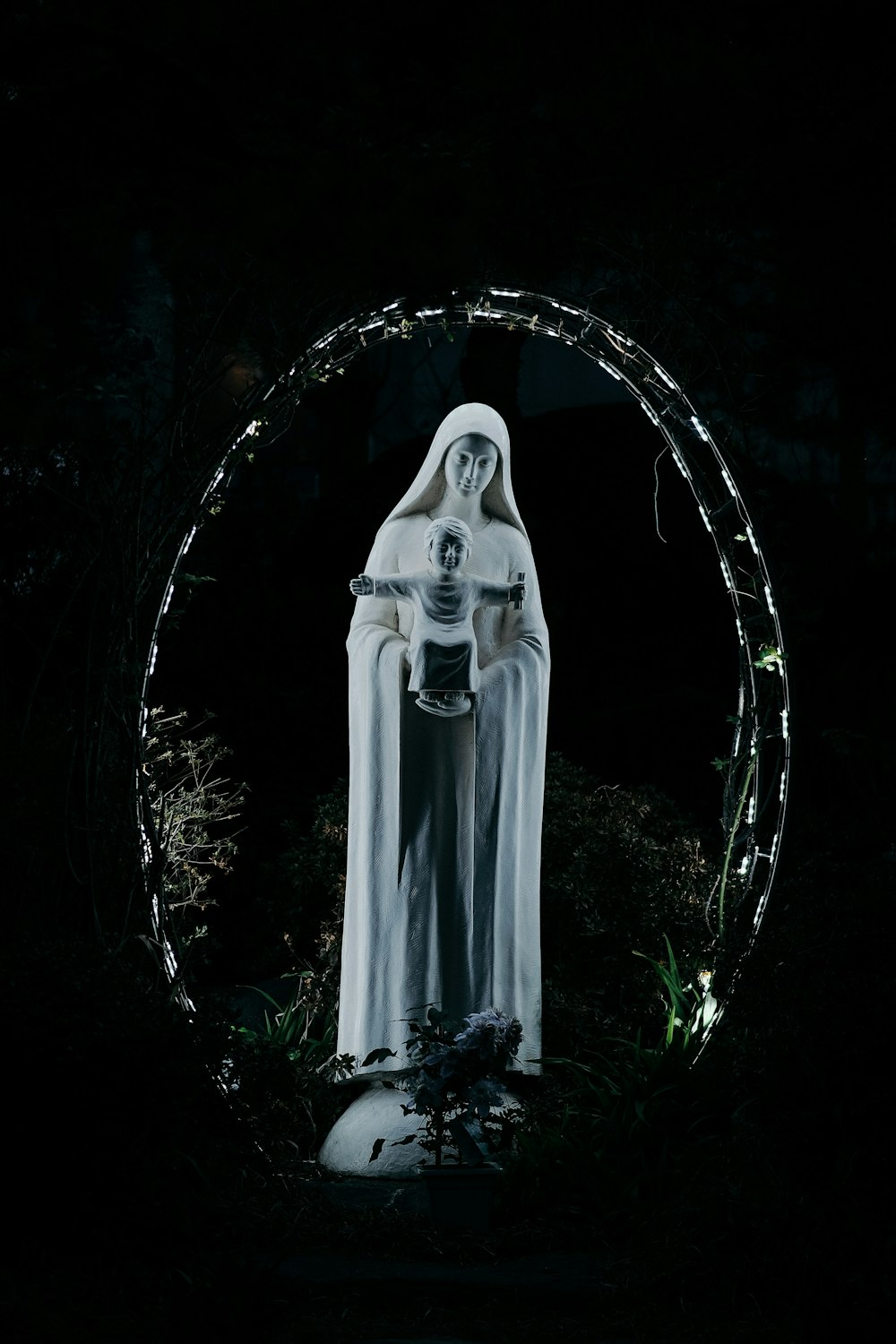 Eine Statue einer Nonne, die ein Jesuskind hält
