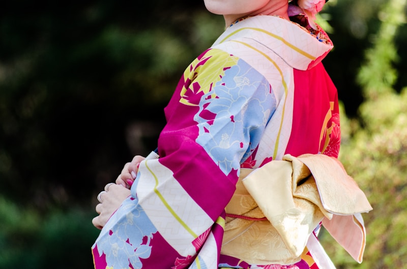 Femme élégante en robe multicolore Kyoto