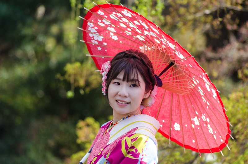 Femme japonaise envoûtante avec parapluie