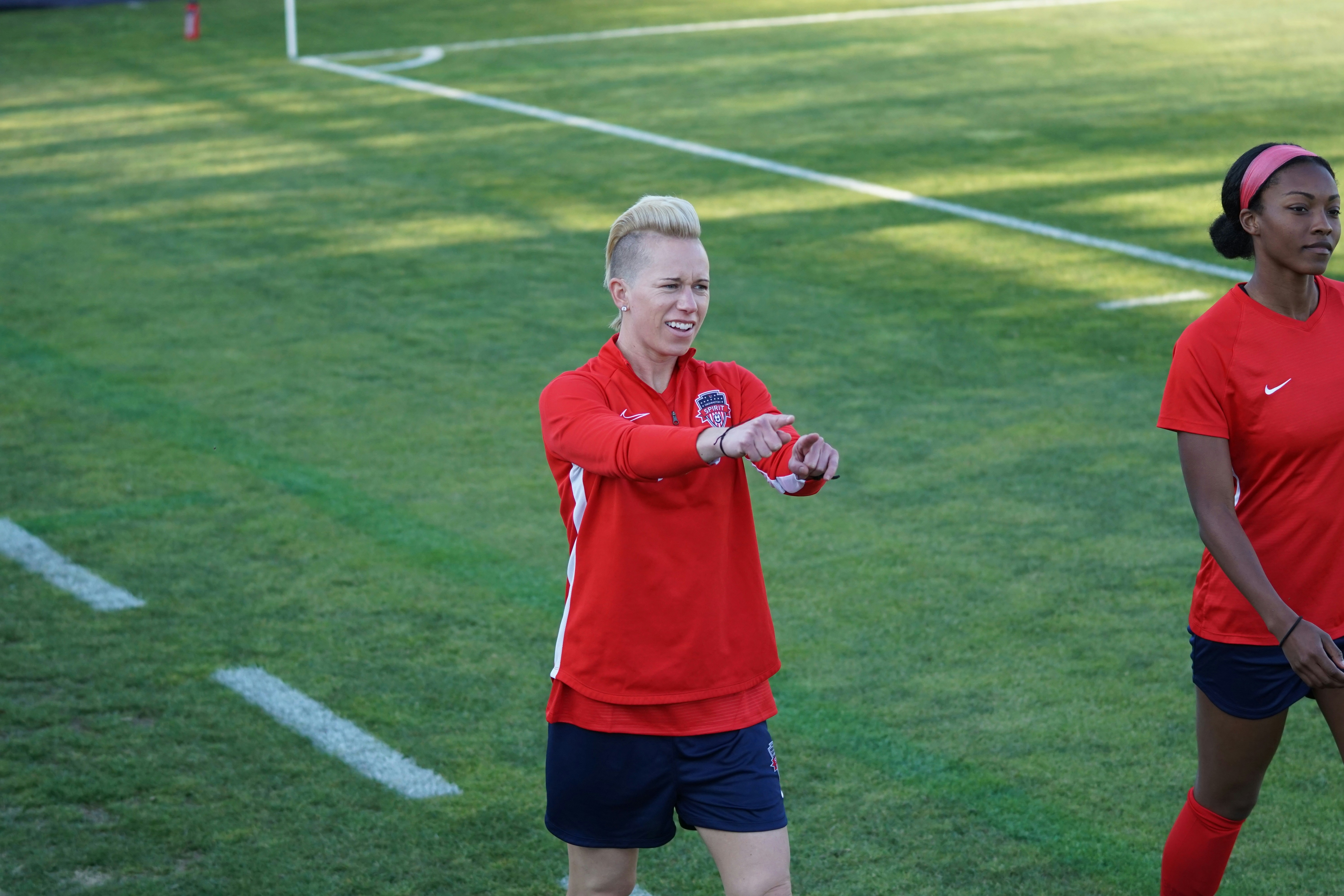 Entrenador ajustando esquema táctico antes de un partido clave